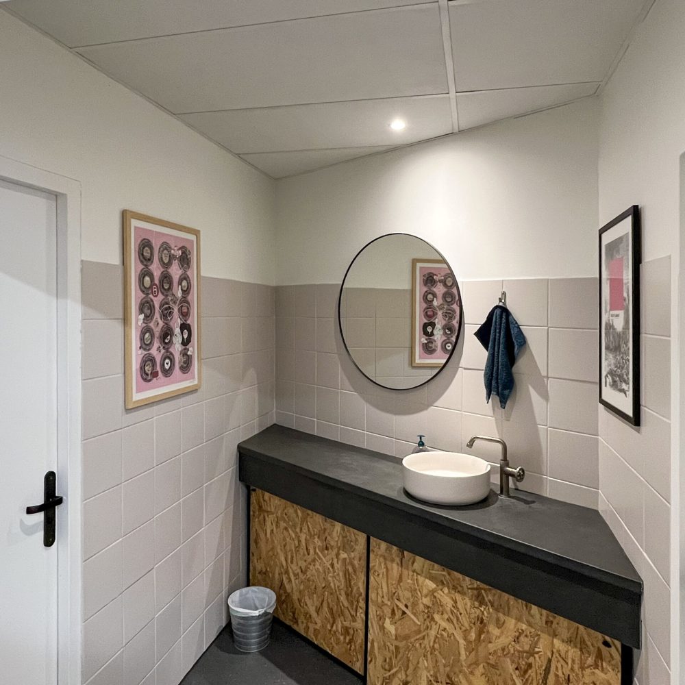 Sanitaires avec lavabo et toilettes dans le coworking L'infuseur à Montpellier